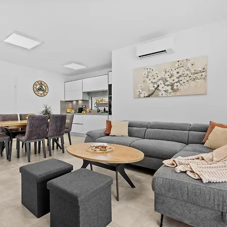 S&v By Interhome プーラ